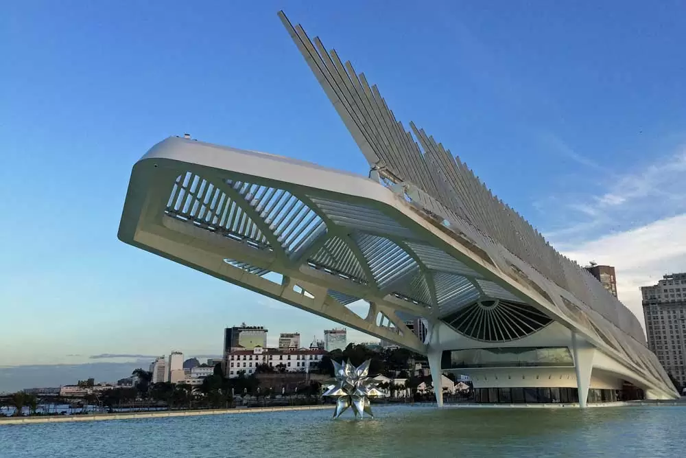 Construção branca metálica, onde funciona o Museu do Amanhã, durante o dia, na Praça Mauá, onde há diversos atrativos para que procura o que fazer no Rio de Janeiro