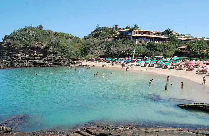 Turistas tomam banho de mar na Praia da Ferradurinha durante o dia