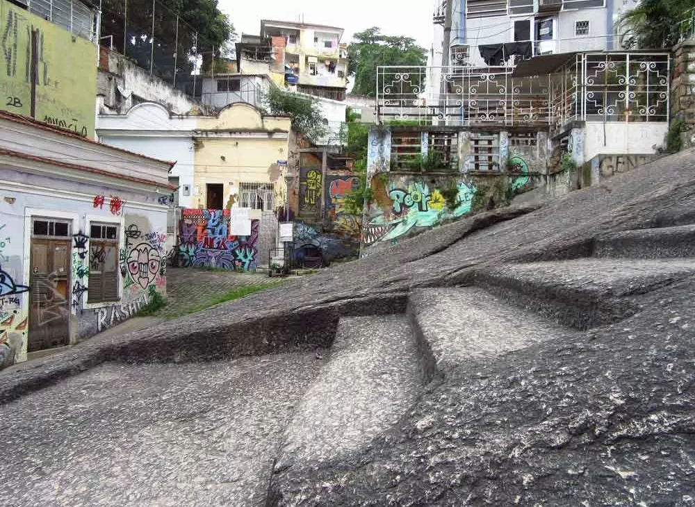 Pedra do Sal, durante o dia, uma ladeira de pedra, patrimônio histórico e religioso, em frente a casas coloridas, no Centro do Rio e Janeiro