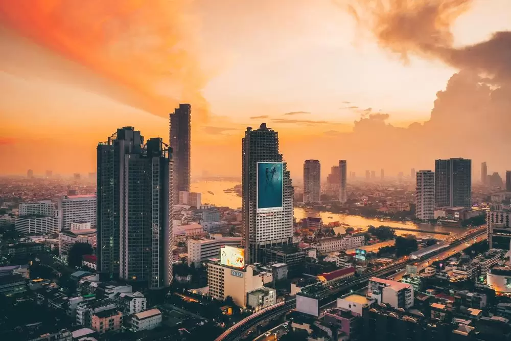 Vista área de arranha céus em Bangkok, durante o entardecer