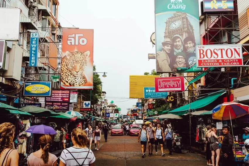 pessoas caminham em Khao San Road, onde há alguns dos melhores hoteis em bangkok Tailandia