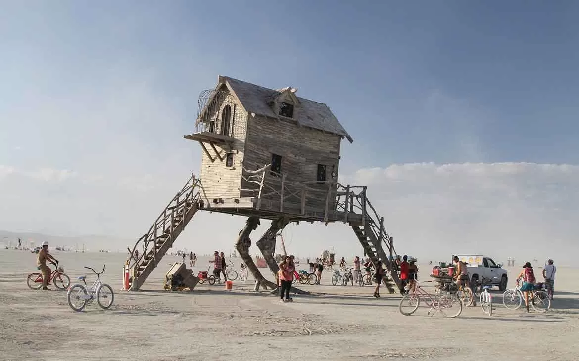 Pessoas andam de bicicleta em Black Rock, deserto em Nevada onde ocorre o Burning Man um dos festivais pelo mundo