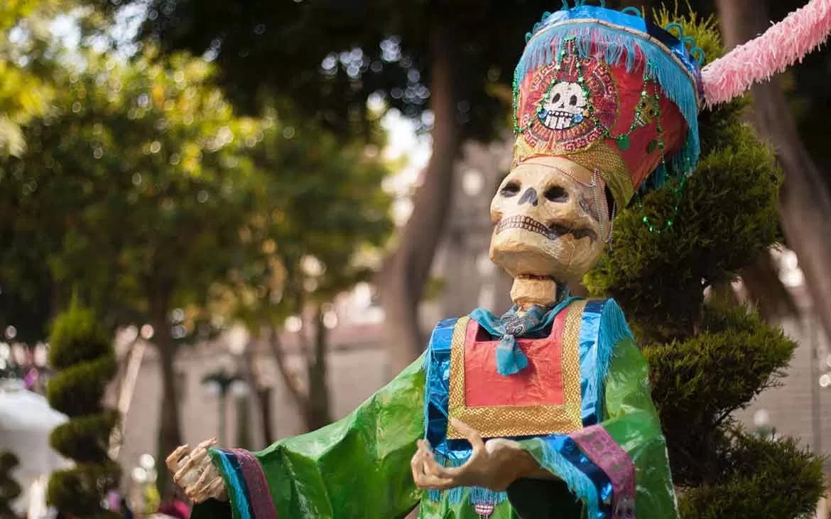 Estátua de caveira enfeita rua do México em Día de los Muertos, um dos festivais pelo mundo