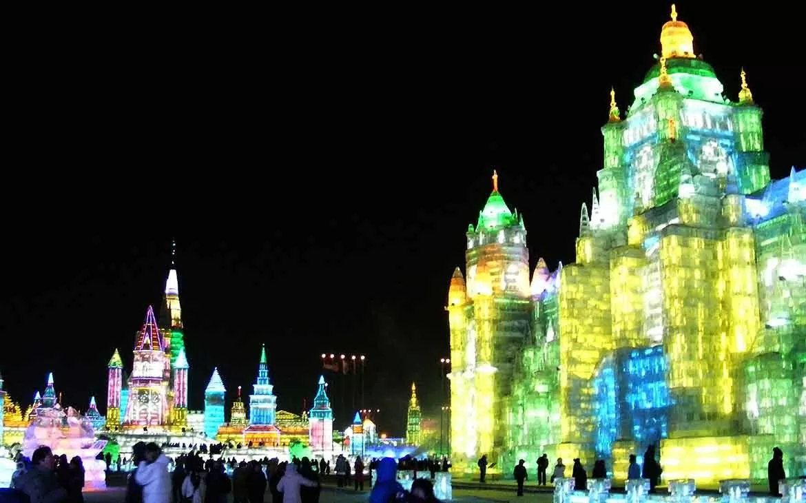 Castelos coloridos de gelo em Harbin Ice and Snow um dos festivais pelo mundo