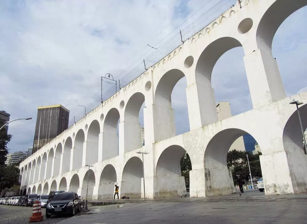 Estrutura branca, de concreto, com 270 metros de comprimento, conhecida como Arcos da Lapa, um dos cartões postais do Rio de Janeiro