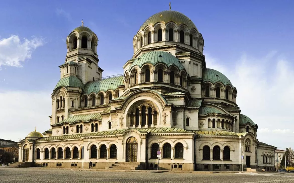 Vista panorâmica, durante o dia, da catedral de Alexandre Nevsky uma construção em estilo neobizantino, que fica em Sófia, capital da Bulgária, um dos lugares para viajar barato