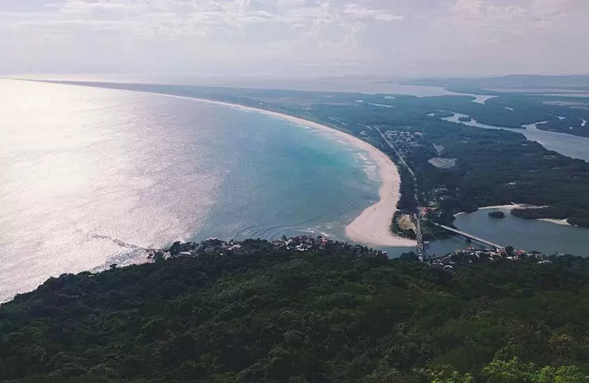 Vista aérea de mar da praia da barra de guaratiba RJ