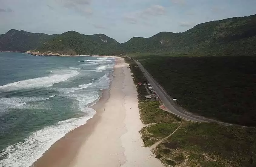 Vista aérea de Praia de Grumari perto de Barra de Guaratiba RJ