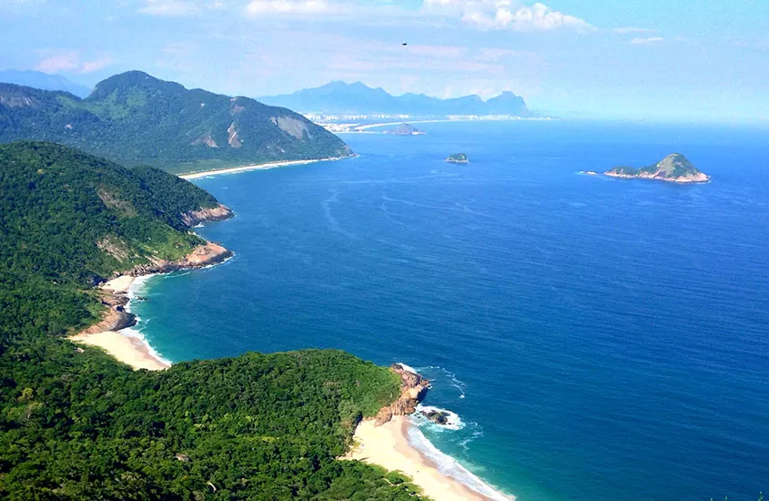 Vista aérea de vegetação e mar da praia da barra de guaratiba RJ