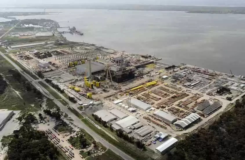 Em um dia de sol, paisagem aérea da cidade de Rio Grande com fábrica e rio do lado