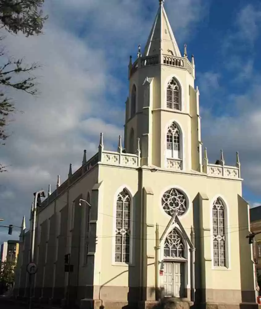 Em um dia de sol, Catedral São Luís Gonzaga com árvores ao redor