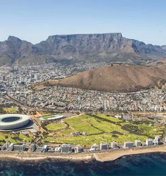 vista aérea de prédios e morros em África do Sul