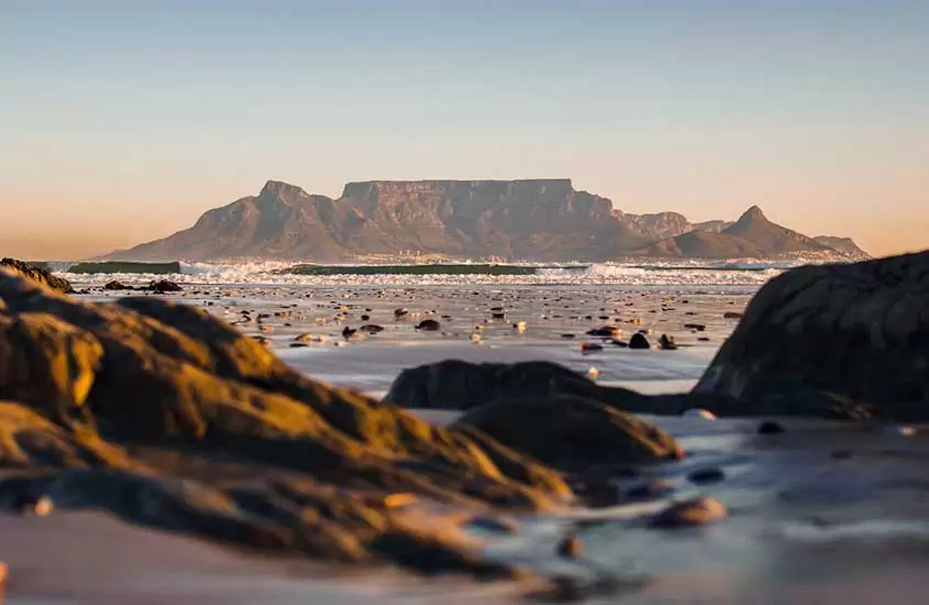 Table Mountain da Cidade do Cabo, uma das curiosidades sobre a África do Sul é que ela é uma das montanhas mais antigas do mundo