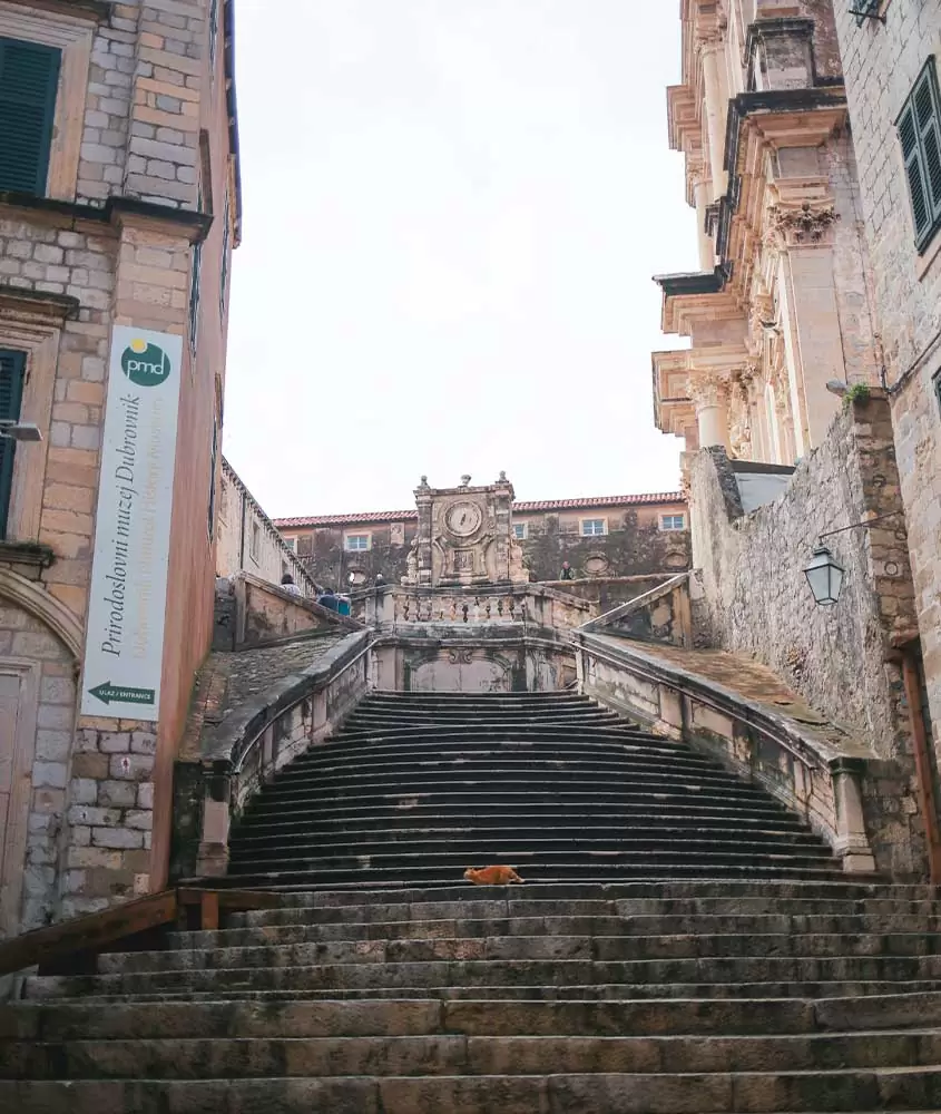 escadaria em Dubrovnik, uma das curiosidades sobre a Croácia é que uma cena da série game of thrones foi gravada aqui