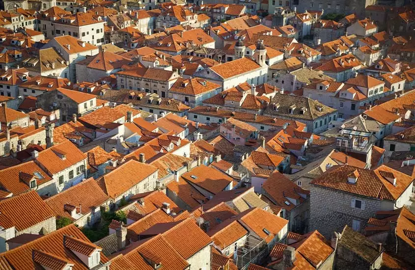 vista aérea de Dubrovnik. Uma das curiosidades da Croácia é que esse lugar ainda usa seus esgotos medievais de 1296