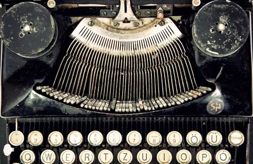 máquina de escrever preta