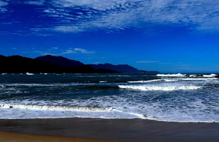 Mar e montanhas em praia de Trindade