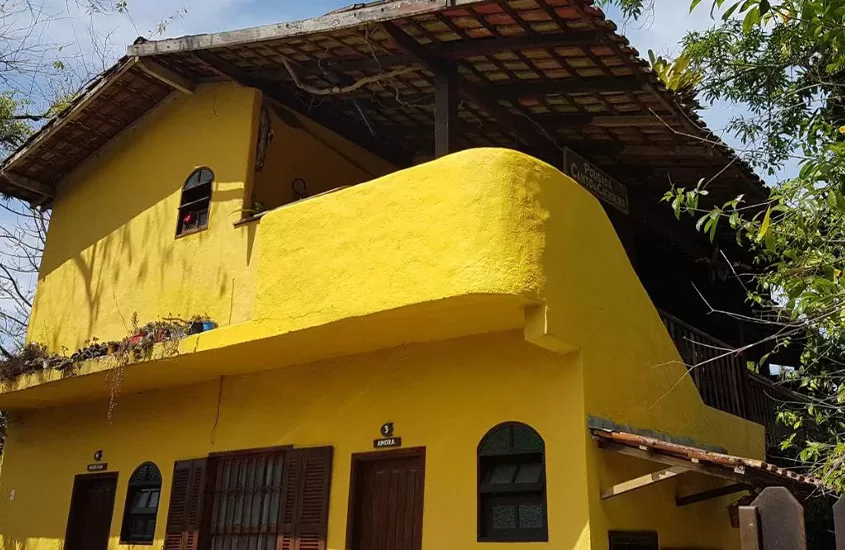 casa amarela de dois andares onde funciona a Pousada Canto da Cachoeira em Trindade