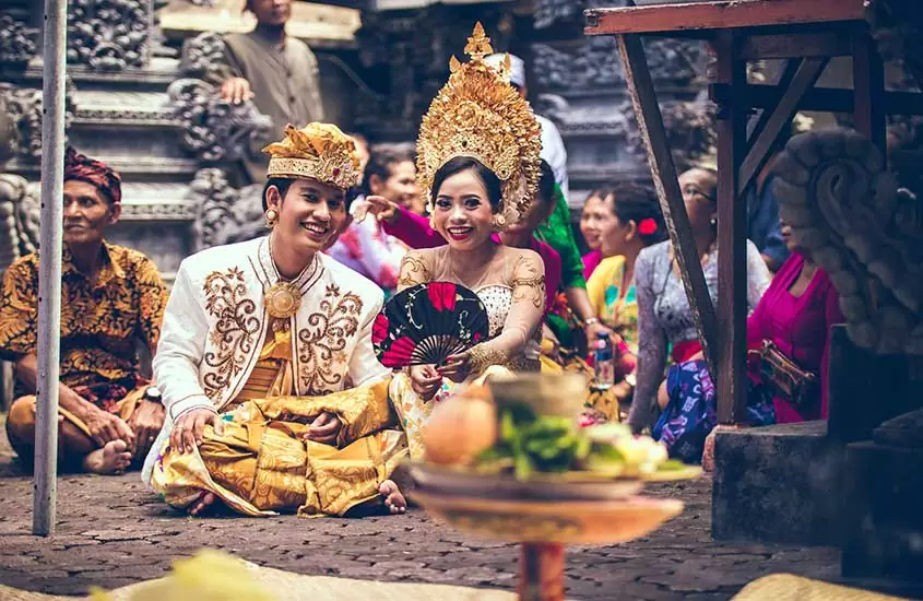 indonésios sorriem para foto, uma das curiosidades sobre a Indonésia é que ela possui um povo simpático