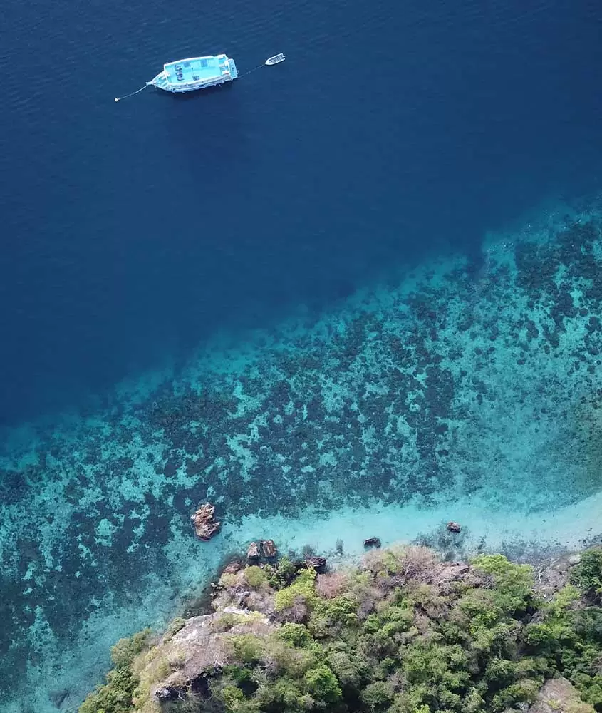 vista aérea de barco em águas azuis