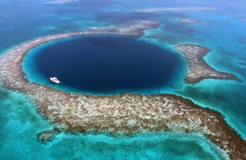 vista aérea de barco em Blue Hole, uma cratera em forma circular com cerca de 300 metros de diâmetro