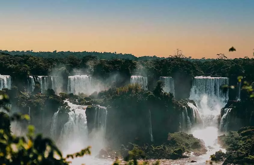 cataratas de Foz do Iguaçu, um dos melhores lugares para viajar sozinha no brasil, opção para quem vai fazer uma viagem solo