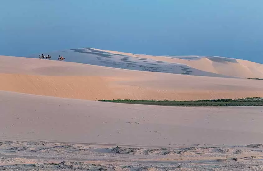 viajantes em dunas vazias de Jericoacoara, durante o dia, um dos melhores lugares para viajar sozinha no brasil