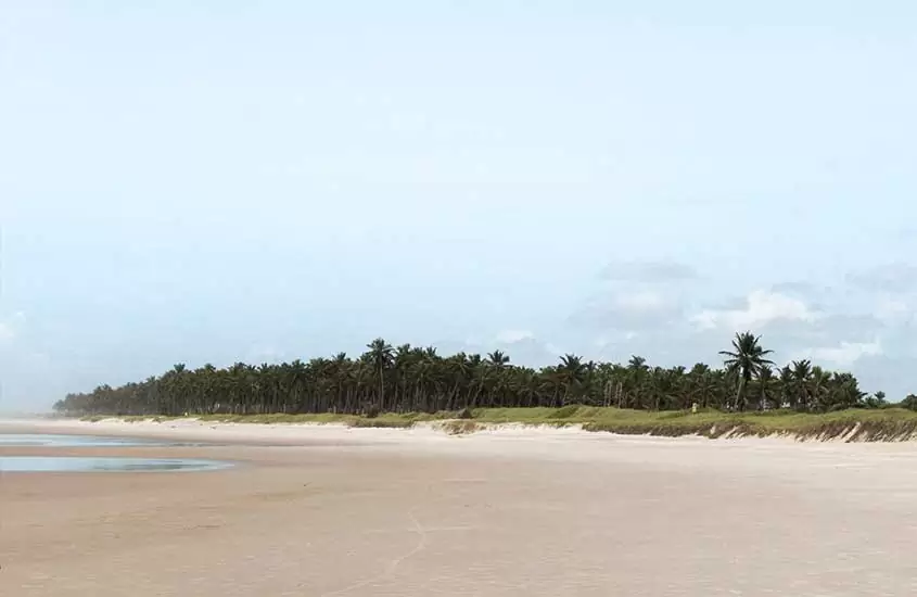 praia vazia em Maceió, durante o dia, um dos melhores lugares para viajar sozinha no brasil