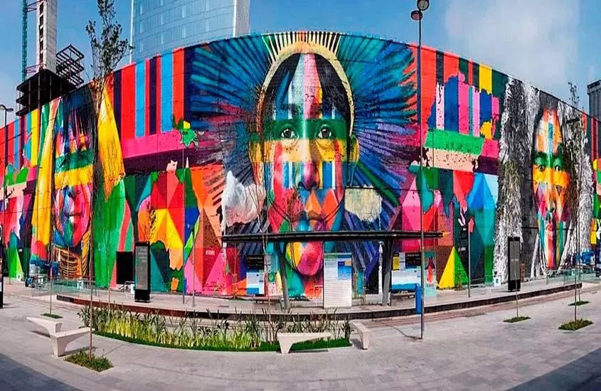 painel colorido, chamado de Mural Etnias, localizado no Boulevard Olímpico, uma atração interessante para quem busca o que fazer no centro do rio de janeiro