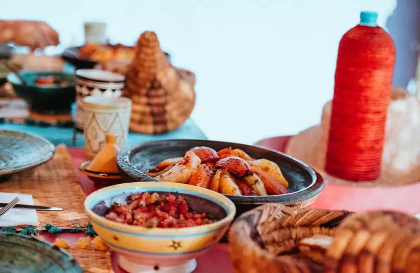 Tagine, prato tradicional marroquino, em cima de mesa. Uma das curiosidades do marrocos é que o país tem uma das melhores culinárias do mundo