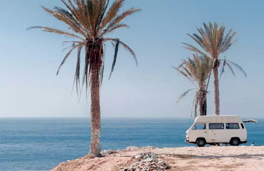 Carro branco estacionado em frente à praia. Uma das curiosidades do Marrocos é que há diversas praias com Bandeira Azul