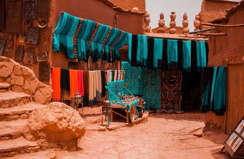 tecidos coloridos expostos para venda em Marrakesk, Marrocos