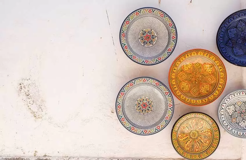 pratos coloridos em chão branco disponíveis para venda, uma das curiosidades do Marrocos é que as refeições são baratas