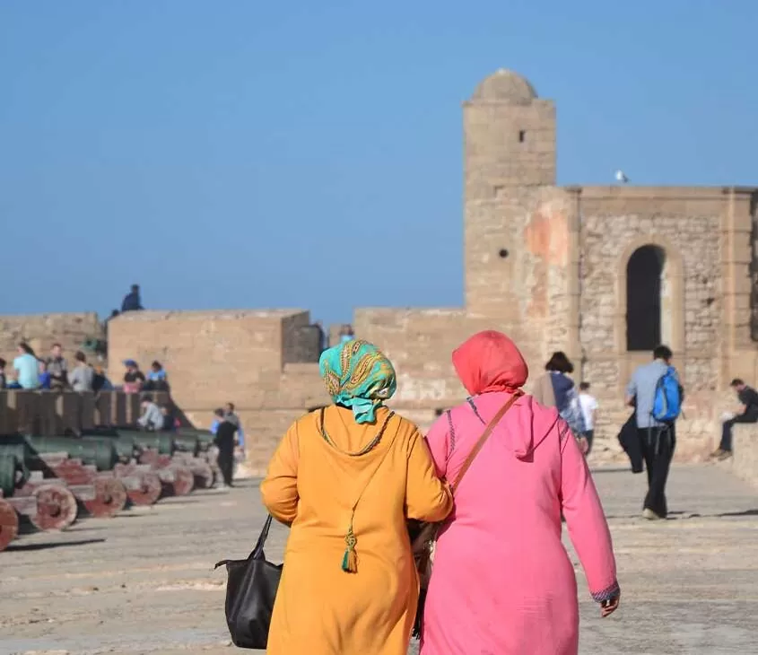 Mulheres marroquinas caminhando juntas em rua do Marrocos