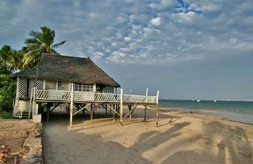 casa em areia de Ilha de Itaparica, um dos lugares baratos para viajar na bahia