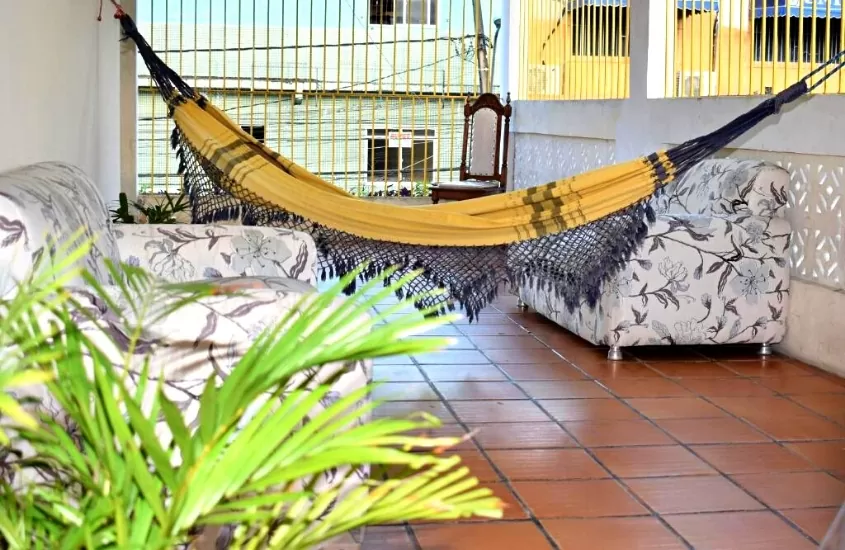 rede de descanso e sofás em varanda do SOS Hostel em Camaçari na Bahia