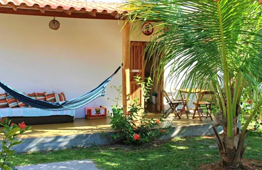 rede de descanso, sofá e cadeiras em área externa da pousada Family Guest House em Boipeba na Bahia