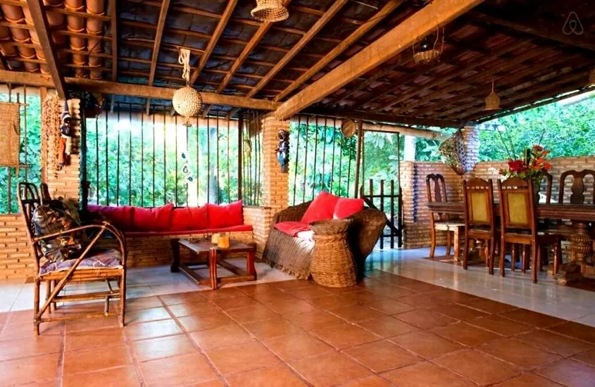 sofás e cadeiras em sala de Pousada Villa Amari, uma hospedagem em Ilha de Itaparica