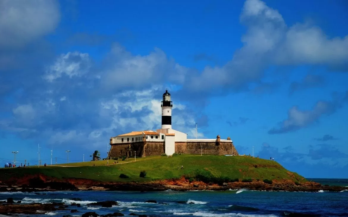 farol sob céu azul em um dos lugares baratos para viajar na bahia