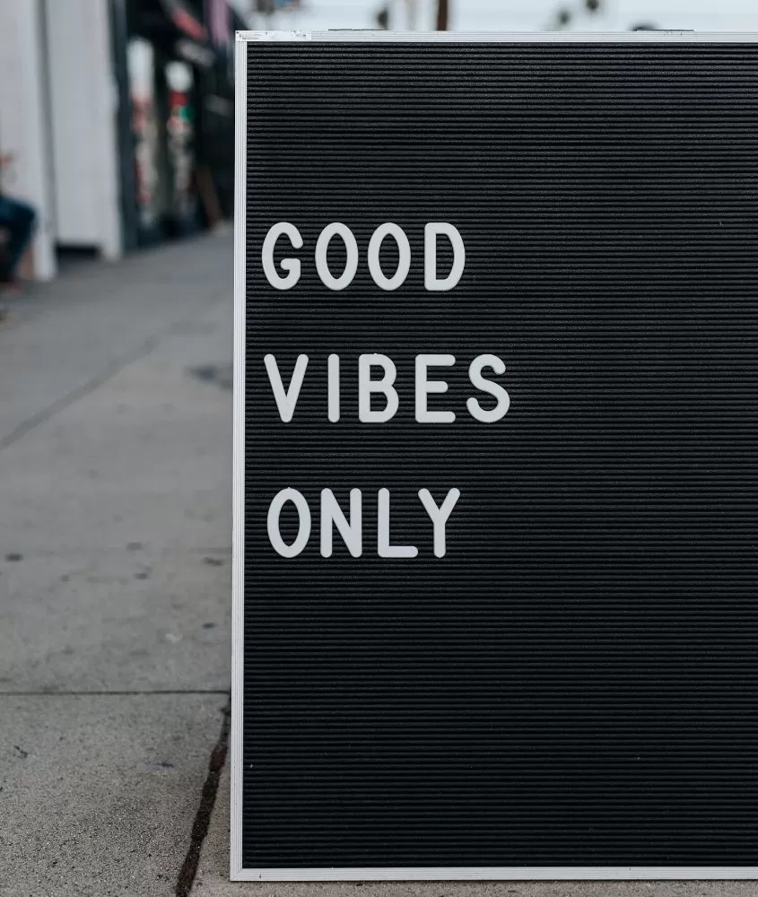 Placa escrita "Good Vibes Only", uma das formas de driblar o medo de viajar de avião é pensar positivo