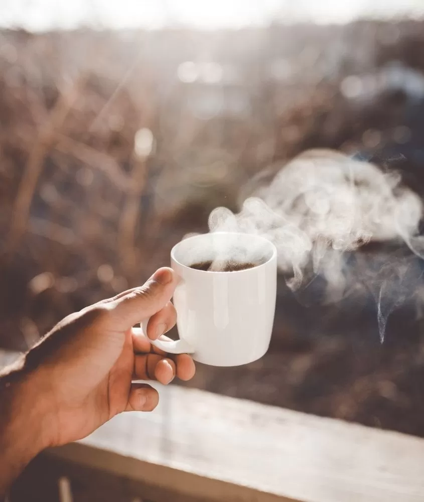 Café quente ao amanhecer. Uma das formas de driblar o medo de viajar de avião é evitar cafeína