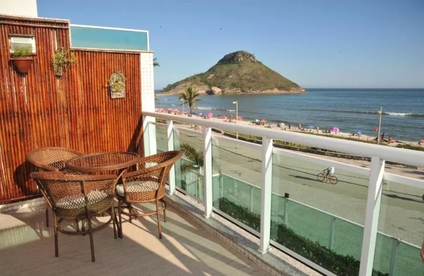 mesa e cadeiras em varanda de apartamento Reserva do Pontal com vista para o mar