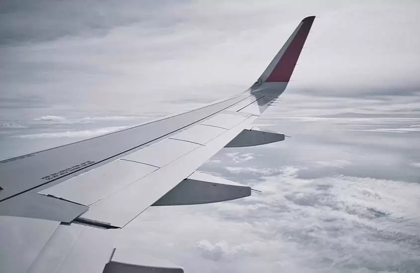 asa de avião sobre nuvens