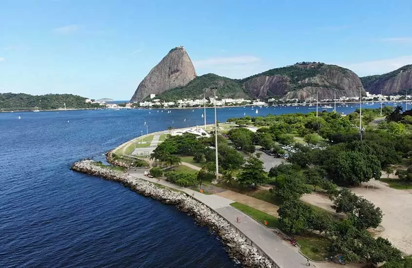 vista aérea de mar, pão de açúcar e Aterro, um parque no bairro do Flamengo, que é uma opção de onde ficar no rio de janeiro