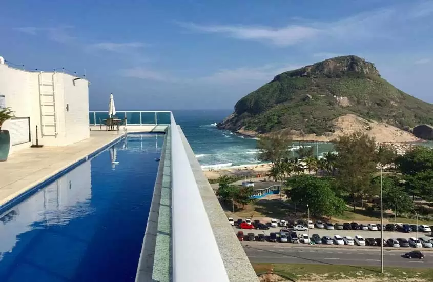 piscina em terraço de Atlântico Sul de frente para o mar do Recreio, bairro é uma opção de onde ficar no rio de janeiro
