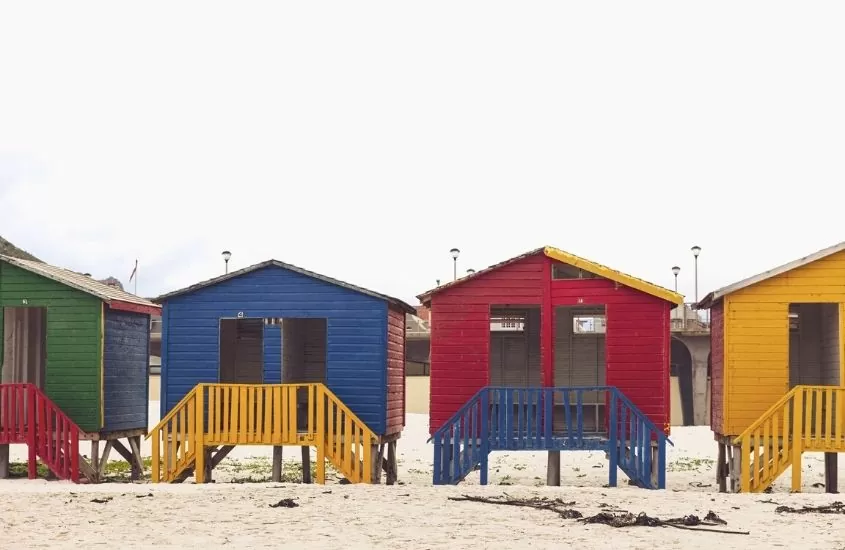 casas coloridas em areia de praia em Muizenberg, um dos pontos turísticos da áfrica do sul