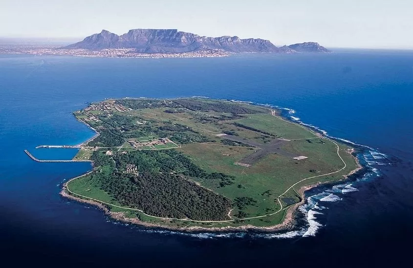 vista aérea de mar e ilha Robben, um dos pontos turísticos da África do Sul
