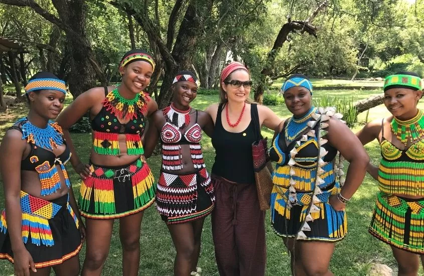 foto em grupo, mulheres africanas, roupas típicas