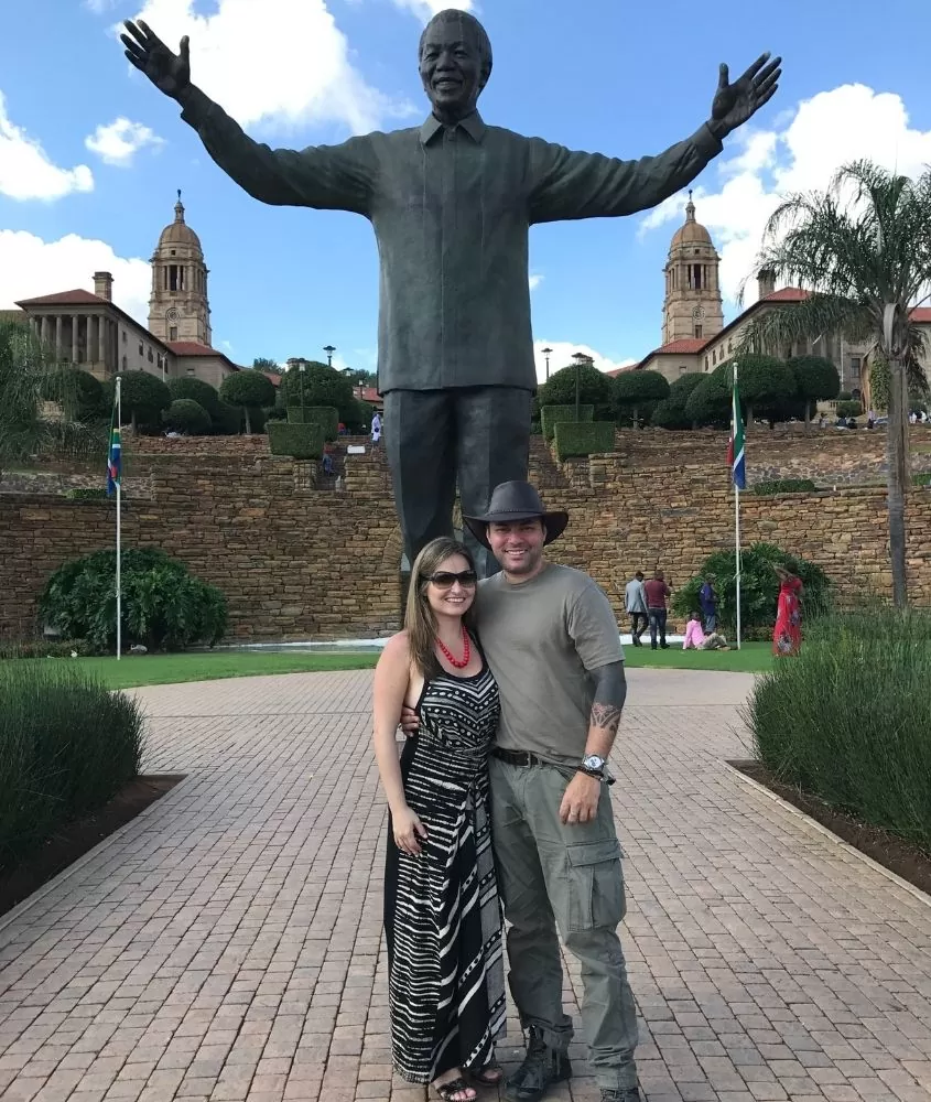 Pretoria, África, casal em frente à estátua do Nelson Mandela
