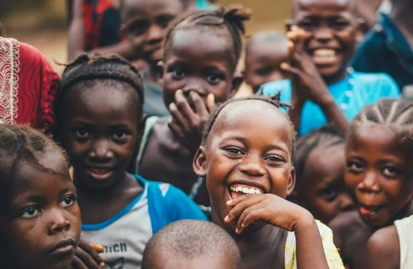 1. Crianças africanas sorrindo. Um dos mitos sobre viajar para a Africa é que ela é suja e subdesenvolvida